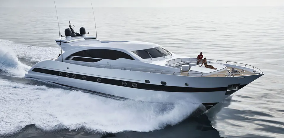 Power yacht cruising at speed